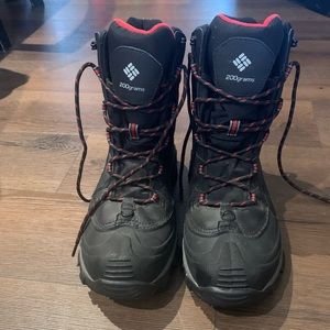 Mens size 10 Red & Black Columbia Snow Boot - Like New Condition.